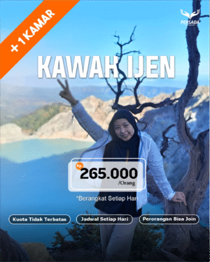 Pemandangan Kawah Ijen dengan danau hijau toska dan pohon kering.