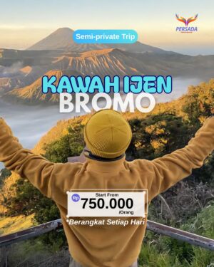 Foto wisatawan di puncak bukit saat sunrise dengan pemandangan Gunung Bromo, paket Semi-private Trip Kawah Ijen Bromo, harga mulai Rp 750.000 per orang.